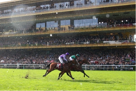 Daryz (Mickaël Barzalona) holds on well to beat the gallant favourite Minnie Hauk (Christophe Soumillon) in a thrilling finish (